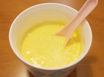 step2: 將芒果果肉用攪拌棒打成果泥後加入美乃滋拌勻即可!!