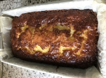 step7: 待蛋糕涼后, 可切厚塊享用. 這款糕點可以配合西式紅茶或中式香片享用. 吃剩的蛋糕不用放在冰箱, 用保鮮紙包著並放在陰涼的地方便可以.