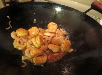 step3: 8.锅中留底油,爆香蔥頭仔，放虾下去炒至了3成熟，放所有调味料煮滚，放豆腐略炒既可。