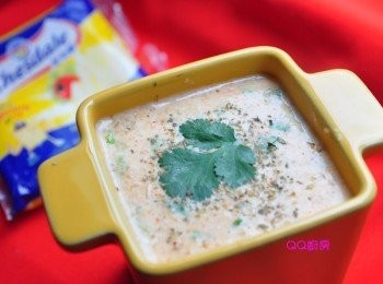 step9: 紅蘿蔔能增強免疫力，防癌抗衰老，降低女性得卵巢癌的機會，防止血管硬化、降低膽固醇和防治高血壓等多項功能，拿來做湯底也非常美味，加上杏仁片的香脆口感與芹菜葉的芳香，還多了高鈣的香濃起司片，喝了這碗滿滿的營養為你的身體健康加分喔~