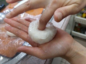 step2: 將墨魚膠搓成球狀， 壓扁， 在中央用手指刺穿弄成水泡狀