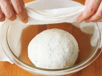 step5: 將麵團放入塗了薄薄一層橄欖油〈分量外〉的調理盆中，覆蓋濕布後靜置於溫暖處進行發酵。＊在室溫20℃下發酵約3小時