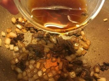 step5: 然後加入牛肝菌炒香後, 再倒入浸牛肝菌既水