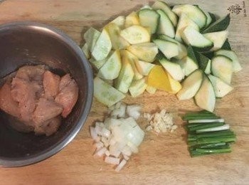 step1: 雞肉切適當的塊狀，用醃料抓醃靜置。 洋蔥切小丁；蒜切末；蔥切段；櫛瓜切滾刀。