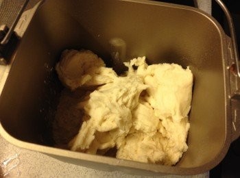 step2: 1.5小時後取出中種麵團, 把主麵團材料放進麵包機內, 再撕碎中種麵團放進去, 按麵團模式直至完成