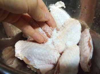 step4: 將急凍雞中翼室溫解凍，清洗乾淨；加入1茶粗鹽，按摩至粗鹽溶化，[此步驟可去除<a href="https://bit.ly/3zHU5V3" target="_blank" data-keyword="雞翼" class="guide-link"><strong>雞翼</strong></a> <span style="display:inline-block;vertical-align:middle;margin-top:-3px;color:initial;border-radius:3px;padding:2px 3px;font-size:12px;line-height:14px;background:#87d300;color:#fff;">即買</span> 雪味]