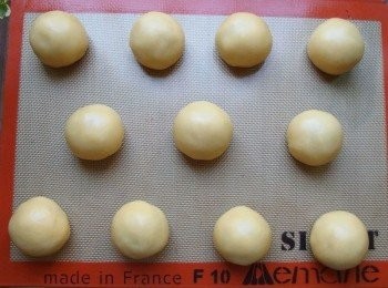 step18: 初步完成的蛋黃酥外型。 ps:預熱烤箱180度c備用。
