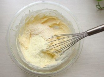 step4: 依序將帕瑪森乳酪粉及奶粉也加入攪拌均勻。