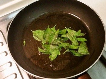 step1: 熱油鍋後，將九層塔先入鍋爆炒一會。