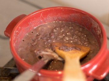 step13: 紅豆蓉部份:
水滾後轉細火，加入黃糖及鹽，不停攪拌同時壓爛紅豆