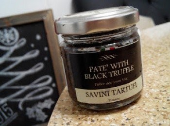 step3: 加入淡忌廉及黑松露醬與白蘑菇拌均，轉中火炒8分鐘，至蘑菇轉啡色