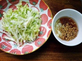 step2: 美生菜切絲，調好<span class="group_2">醬汁</span>備用