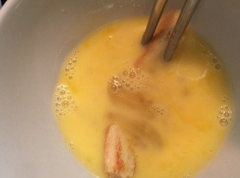 step3: 倒入土司邊均勻的扮炒沾上奶油糖衣~在一根一根取出沾上蛋衣下去煎~