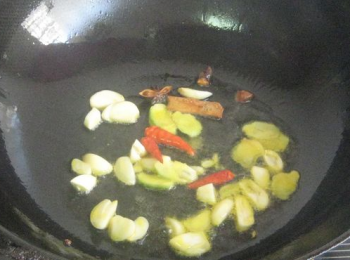 step3: 花椒放油裡爆出香味后，撈去花椒；再放入薑，蒜，八角，桂皮，辣椒炒出香味