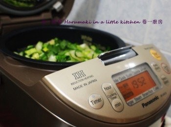 step2: 洗米後, 倒入清湯或水, 水位: 平時煲飯便可, 米上層先放冬菇, 鷄脾 (切件), 雪耳(切塊), 最上層放小棠菜