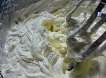 step6: 將淡忌廉分三次加入35g砂糖用攪拌機將忌廉打至企身