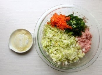 step5: 將蔬菜碎丁及青蔥末,胡蘿蔔末,薑末都放入絞肉上,一起攪拌混合。