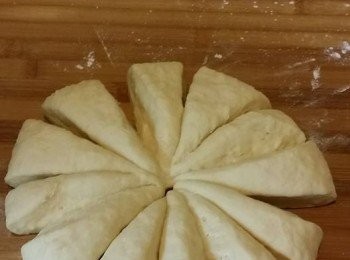 step2: 排氣，切割成12等份，滾圓，休息5分鐘。