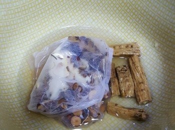 step1: 當歸，熟地，川芎和桂枝放入過濾袋中，黨參切段，放入100ml米酒浸15分鐘，杞子用水浸10分鐘
