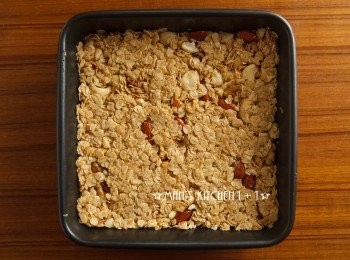 step3: 再來將混合好的堅果燕麥倒入模型中並用湯匙或杯子底部將堅果燕麥壓緊實後，放入已經預熱至170度的烤箱烤約10分鐘。