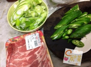 step1: 將京蔥青色部分，洋蔥，尖椒洗乾淨， 切段，備用