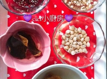 step2: 生熟薏米、白扁豆、赤小豆、蜜棗浸洗片刻，倒去水分，備用。
