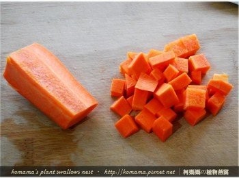 step3: 將紅蘿蔔洗淨後，分切成適當大小的紅蘿蔔丁備用。