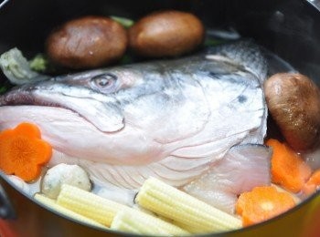 step4: 放入鮭魚頭轉中小火燉煮模式