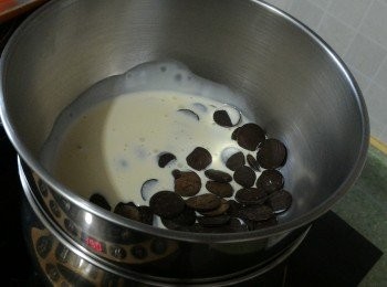 step6: 把苦甜朱古力和60g淡忌廉一起隔水加熱煮至朱古力溶化及與淡忌廉拌勻。再加入Rum酒拌勻待涼。