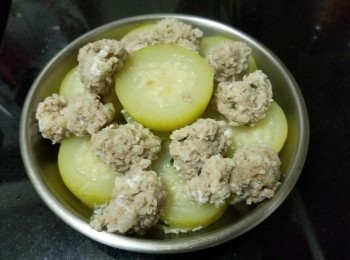 step8: 再將免治豬肉搓成肉丸放入，加入大地魚粉，少少鹽滾多 20 分鐘