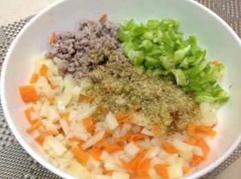 step1: 豬絞肉炒熟，馬鈴薯、紅蘿蔔切細丁蒸熟，青椒切細丁調味（塩、義式大蒜綜合香料）拌勻
