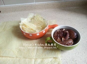 step1: 冬菇浸4小時至軟身 , 腐皮剪去邊位 , 修剪至腐皮適當大小 (剪去的碎腐皮留起)