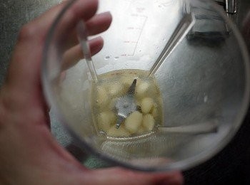 step4: 接著打<span class="group_2">蒜汁</span>