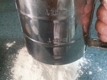 step7: 將底筋麵粉過篩