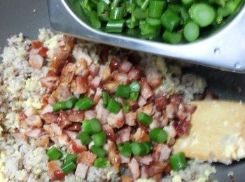 step7: 加入已經蒸熟的芥蘭粒炒勻