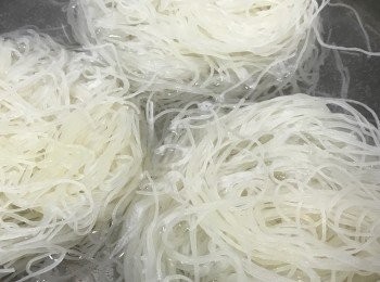 step9: 同一時間將米粉放入滾水中川燙2分鐘... 取出瀝乾！