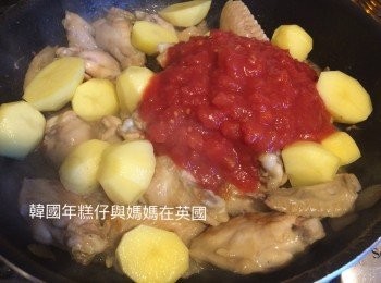 step6: <a href="https://bit.ly/3zHU5V3" target="_blank" data-keyword="雞翼" class="guide-link"><strong>雞翼</strong></a> <span style="display:inline-block;vertical-align:middle;margin-top:-3px;color:initial;border-radius:3px;padding:2px 3px;font-size:12px;line-height:14px;background:#87d300;color:#fff;">即買</span> 煎香後放入薯仔和倒入罐頭蕃茄及2湯匙茄膏，