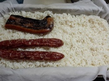 step3: 用一塊白布,將糯米倒入白布內,將臘肉及臘腸放在面,隔水大火先蒸30分鐘,取出臘肉及臘腸,再灑少許水在糯米上,再蒸15分鐘,再灑少許水多一次在糯米上,再蒸15分鐘
(今次糯米比較多,所以蒸多15分鐘)