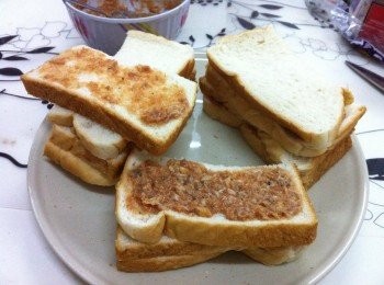 step2: 把壓碎的沙丁魚塗在麵包上，把麵包加起來