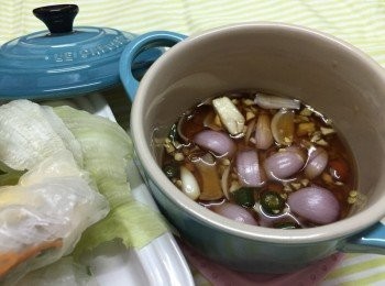 step6: 醬汁 : 魚露先上火或微波爐加熱，不用大滾，加入糖混合至融化，切好的蒜蓉及紅蔥頭加入，辣椒粒、青檸汁、少許楜椒、鹽撈均即成