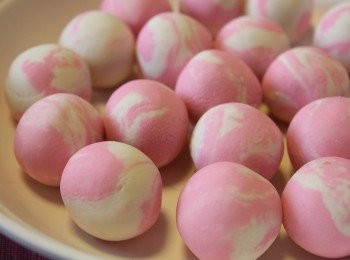 step8: 小煲加水、黑糖及玫瑰花煮至糖溶