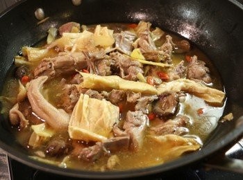 step9: 可以用筷子插入最厚實的鴨腿，如果能插得進去，則表示已熟了。鴨肉煮多久可視乎自己喜歡吃的軟硬程度。如喜歡吃鴨肉有彈性且好嚼的，煮30-40分鐘就可以。想吃比較軟爛，可延長燜煮的時間約1小時多，鴨肉稍爛的會比較好吃。