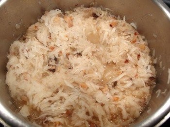 step8: 再加入剛才炒好的材料,撒上白胡椒粉一起拌炒。