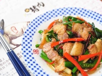 step4: 韭菜的香氣與多汁，完全吸收黑胡椒醃製過的鹹豬肉醬香，讓人無法抵擋的好滋味~..