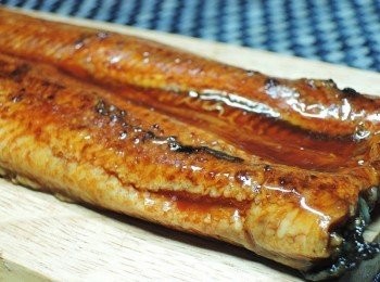 step2: 拿出退冰5~8分鐘，時間真是漫長!好想快點吃到蒲燒鰻，傳統的「一剖、二烤、三蒸、四烤」的蒲燒鰻做法，一點都不馬虎