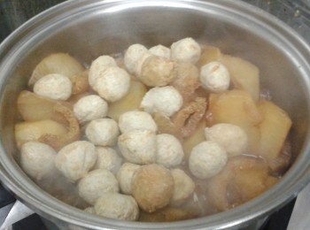 step4: 再加魚蛋，煮沸後即成！