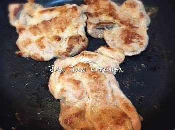 step2: 熱油煎豬扒，每面中火煎約3分鐘至金黃及8成熟。時間需視乎豬扒的厚薄而定。