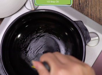 step4: 用油把整個砂鍋內塗滿，放入浸泡後的米略炒。 