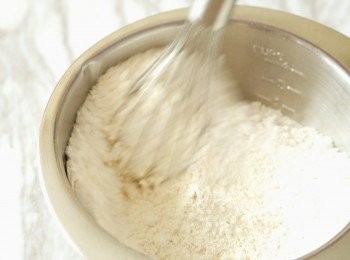 step2: 把低筋麵粉﹑泡打粉和鹽以手動打蛋器拌勻備用。