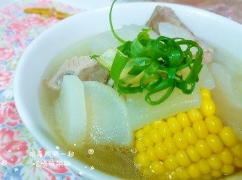 step3: 再加入鹽攪拌均勻，清甜美味的蘿蔔玉米排骨湯完成。